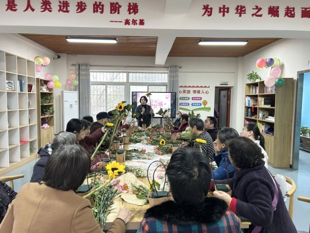 赣州市第三人民医院康复医学科携手渡口路社区开展庆祝“三八”国际妇女节活动